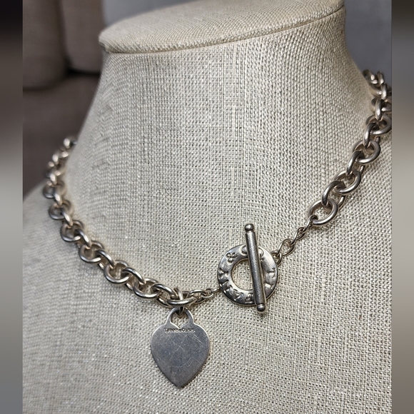 This Tiffany & Co. heart tag toggle Retired necklace - Picture 3 of 6